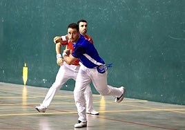 Darío Gómez golpea la pelota ante la atenta mirada de Jokin Altuna, ayer en Ezcaray.