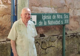 Julián Montenegro, el pasado lunes junto a la iglesia de Nuestra Señora de la Natividad, de su Medrano natal