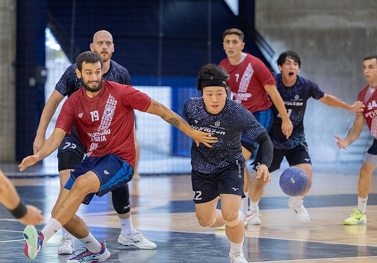 Miguel Martínez pugna con el jugador Fusi del Toyoda Gosei.