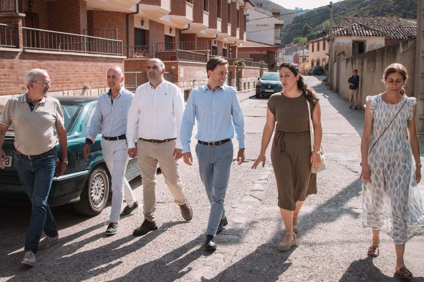 Osés, León, Forcada y tres concejales, ayer en la calle San Miguel.