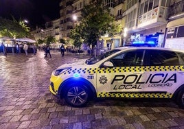 Imagen de una patrulla de la Policía Local de Logroño en labores de vigilancia en la plaza del Mercado de la capital riojana.