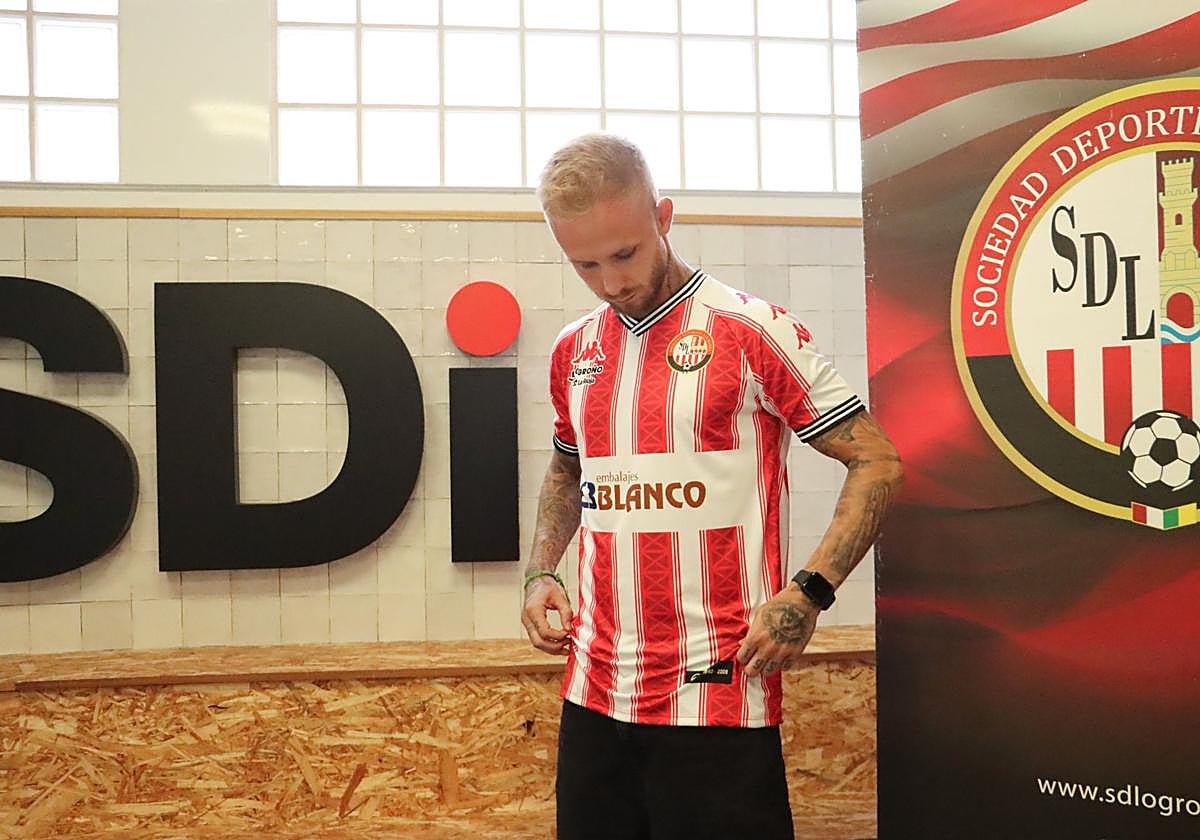 Sergio Gil posa con la nueva elástica de la blanquirroja.