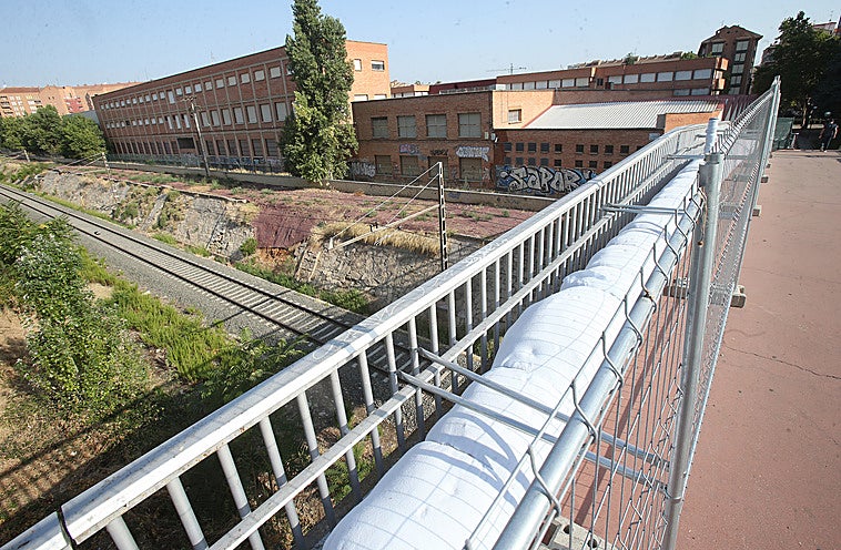 La nueva canalización en la pasarela que une Duques de Nájera y Divino Maestro