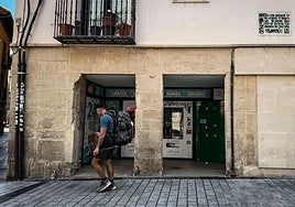 Un peregrino pasando junto a las consignas de la calle Francisco Martínez Zaporta.