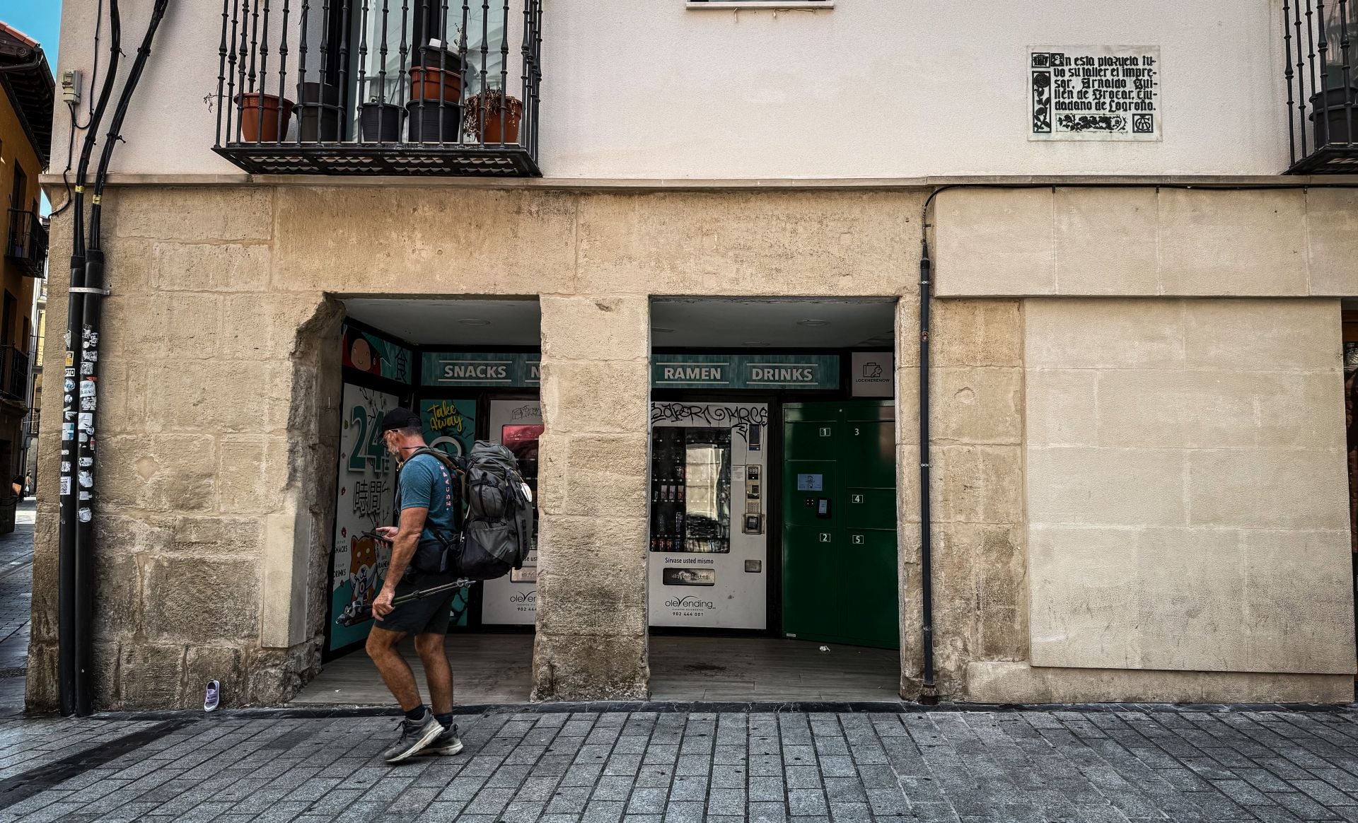 Un peregrino pasando junto a las consignas de la calle Francisco Martínez Zaporta.