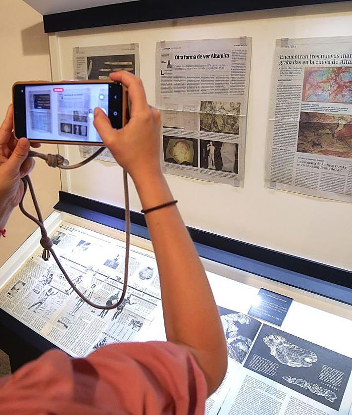 Imagen secundaria 2 - Francisco A. González Redondo entre Rubén Blanco (gerente de la Casa de las Ciencias) y el concejal Miguel Sainz, y detalles de la exposición.