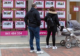 Una joven pareja mira ofertas de viviendas en la capital riojana