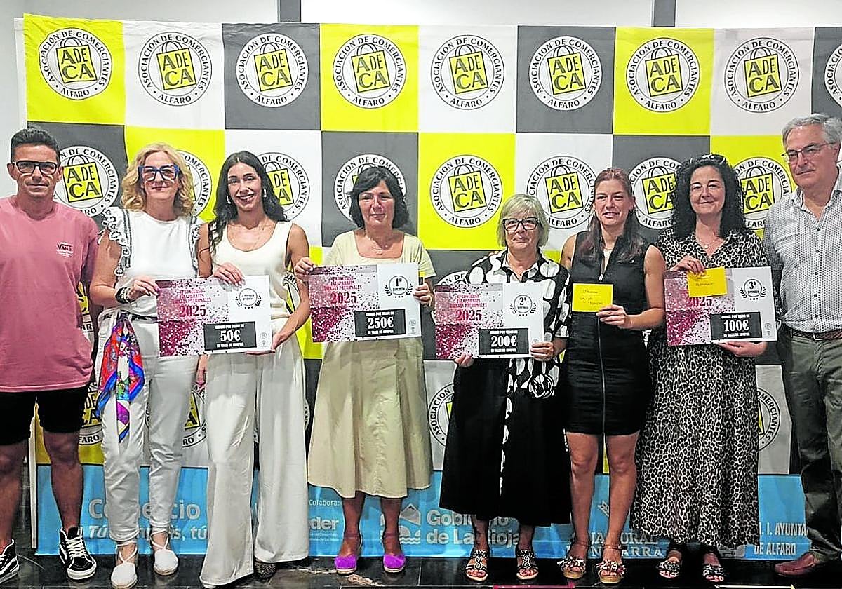Representantes de los establecimientos premiados, junto a miembros del jurado de valoración.