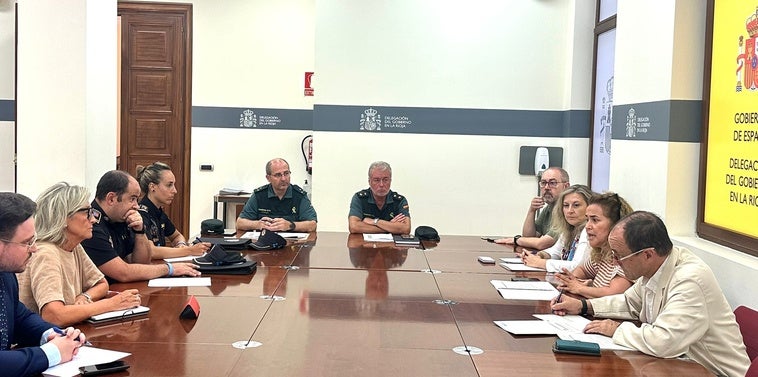 La delegada del Gobierno en La Rioja, Beatriz Arraiz, y la alcaldesa de Calahorra, Mónica Arceiz, en la reunión tras la agresión del lunes.