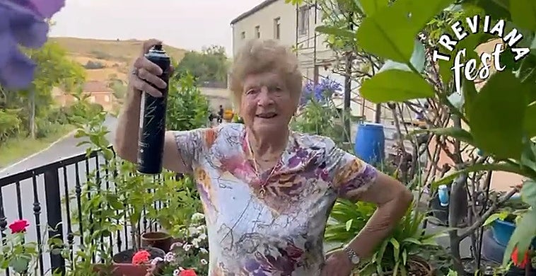 Una vecina en plena actuación