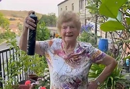 Una vecina en plena actuación