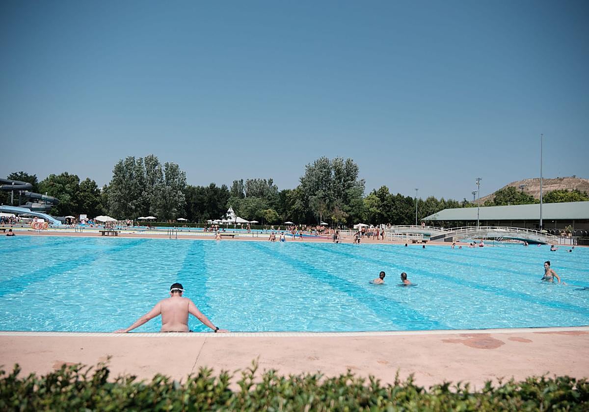 Imagen de archivo de la piscina principal de Las Norias, afectada el sábado por un episodio de índole escatológica.