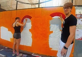 Dos jóvenes repasan los trazos de su boceto.