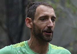 Josu Cubillas, agricultor que colaboró con su tractor para perimetrar el fuego.