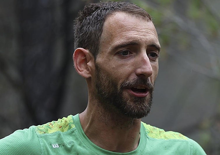 Josu Cubillas, agricultor que colaboró con su tractor para perimetrar el fuego.
