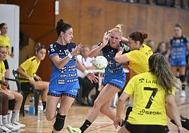 Mina Novovic intenta detener a Ogonovsky durante el encuentro disputado por el Grafometal contra el Bera Bera el martes.