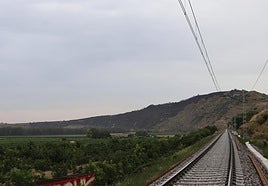 El tráfico ferroviario quedó restablecido tras controlarse el incendio.