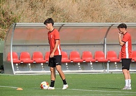 Manex Rezola espera para iniciar un ejercicio en el entrenamiento de este jueves.