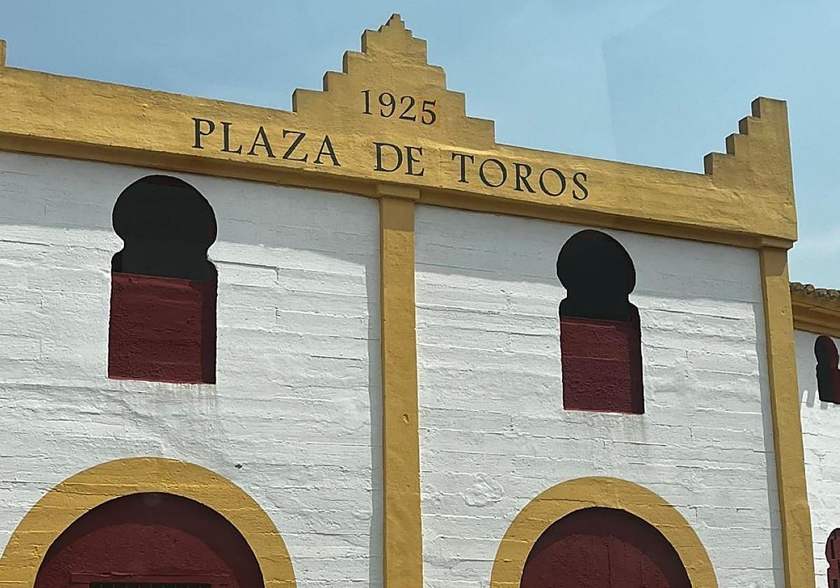 Fachada de la centenaria plaza de toros alfareña.
