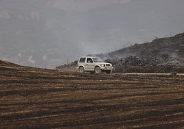 Un todoterreno atraviesa parte de la zona calcinada el pasado martes en el incendio de Fonzaleche.