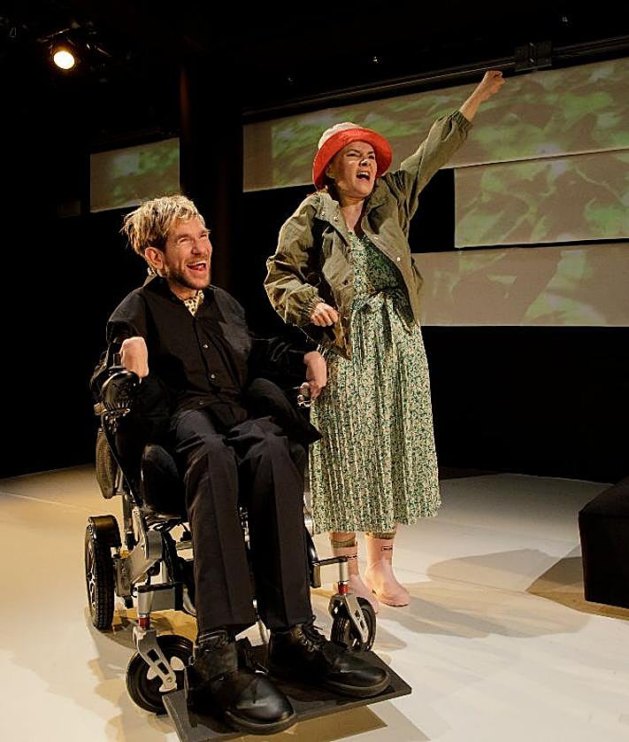 Imagen secundaria 2 - Distintas escenas de los espectáculos 'Farra' de Lucas Escobedo y la CNTC, 'Muerta de amor' de Manuel Liñán y 'Sabes que las flores de plástico...' de Tanttaka y el CDN.