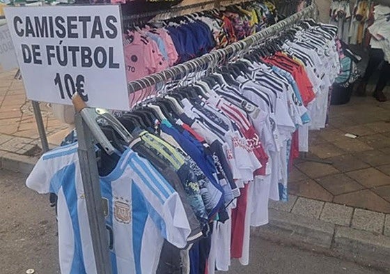 Camisetas a 10 euros en uno de los puestos intervenidos