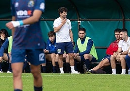 Héctor Urquía sigue un partido del Anguiano desde el banquillo.