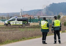 Agentes de la Guardia Civil en Nájera tras un atropello mortal.