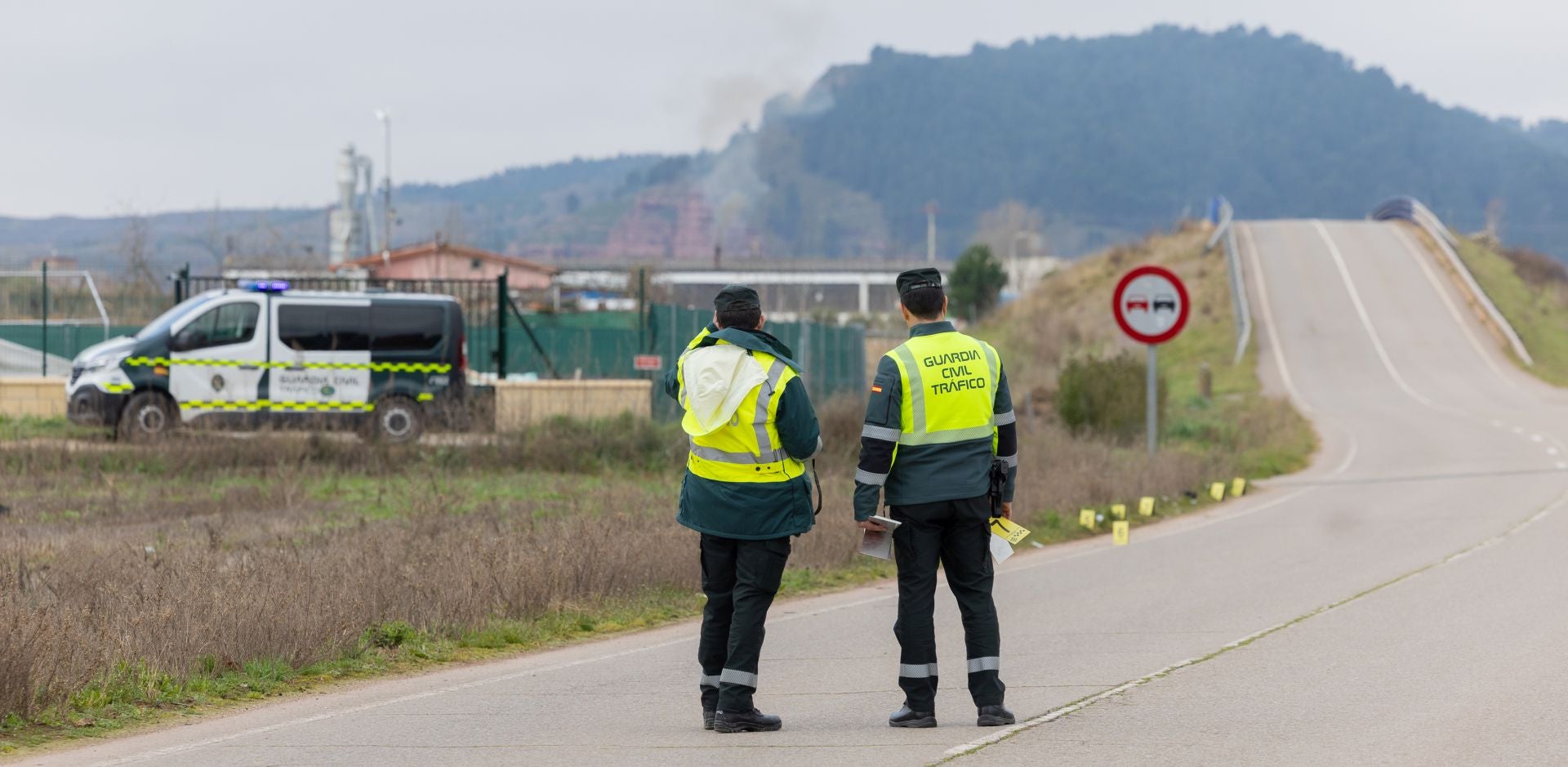 Agentes de la Guardia Civil en Nájera tras un atropello mortal.