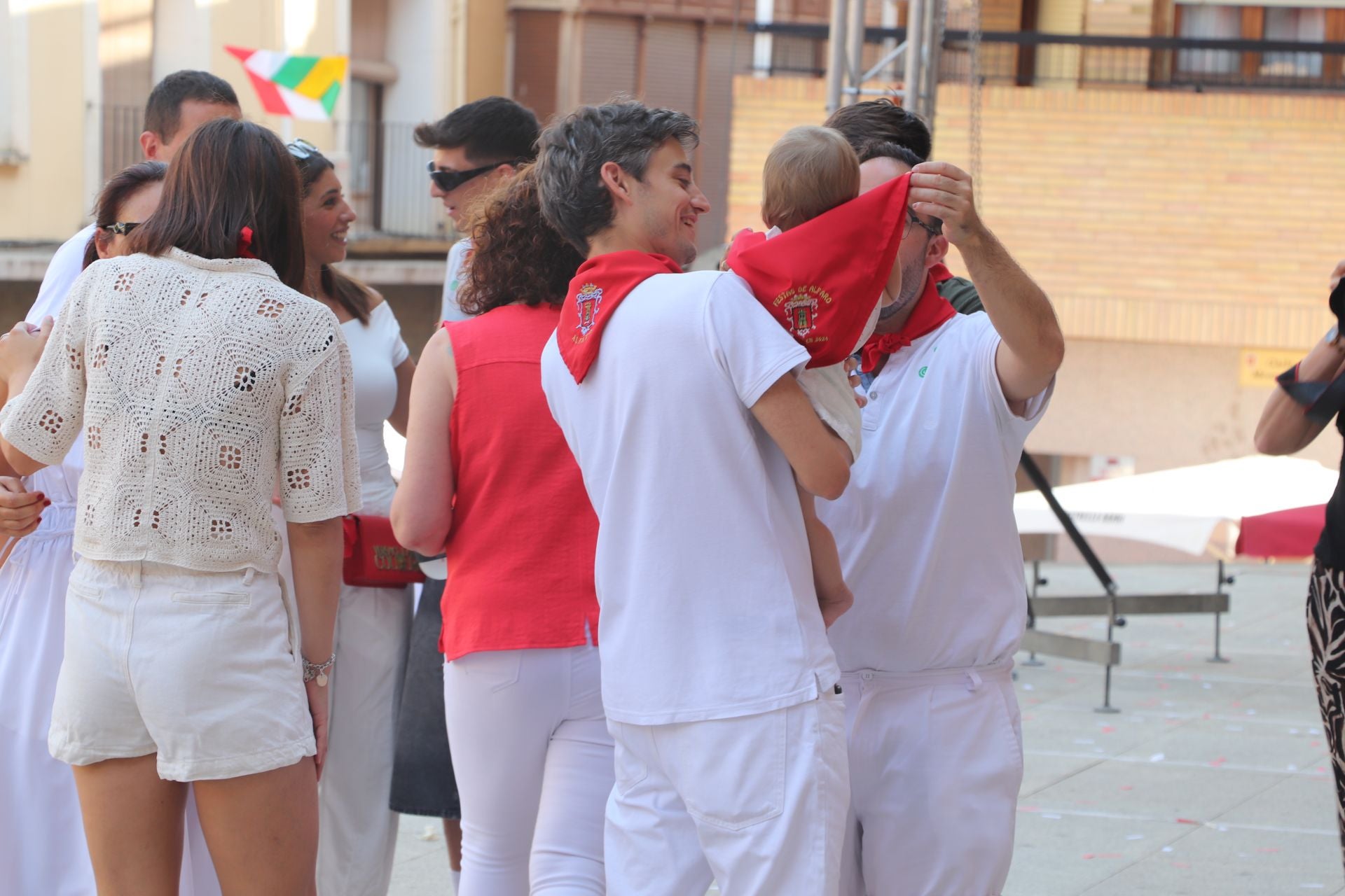 Viernes de fiestas con encierro, pañuelo para los más pequeños y tortillas de papata