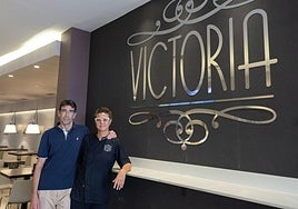 Iván Gil y Sonia Cantabrana, en la entrada de su local con el emblemático nombre del local que regentan, el Victoria.