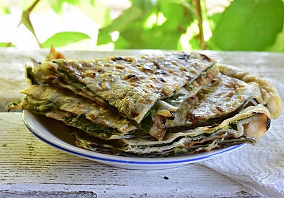 Una plato con soparnik, una de las recetas nacionales croatas.