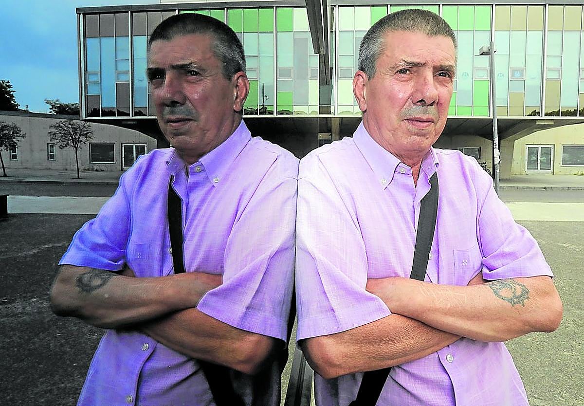 José Manuel Vallejo posa en el Hospital San Pedro, donde está ingresada su mujer por episodios de ansiedad.