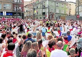 Los veteranos de Alfaro Baila se unieron al grupo para dedicar una danza a los patronos.
