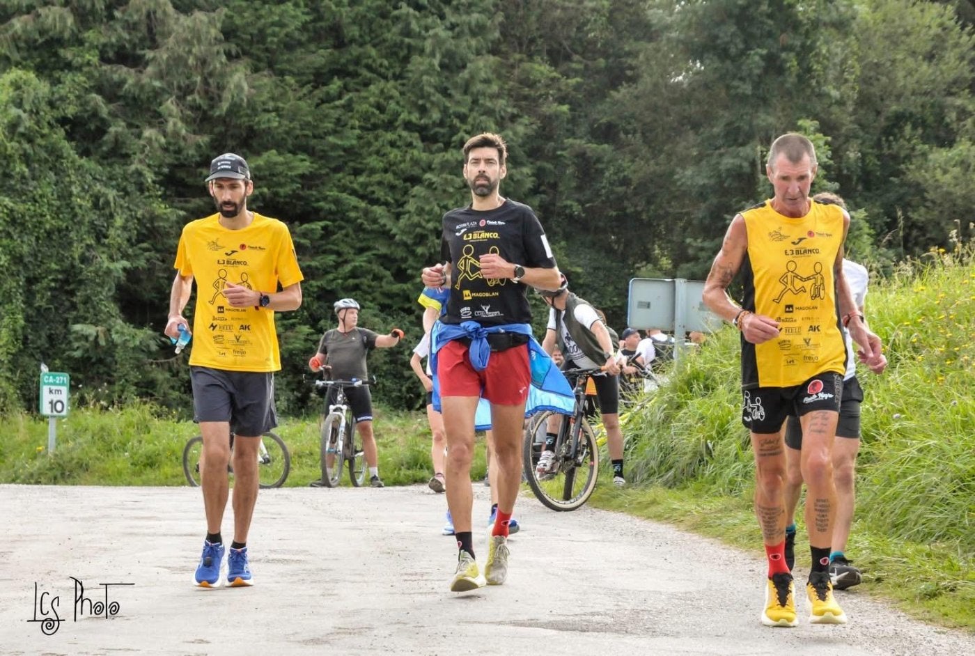 Fernando Magaldi, a la derecha, correr junto a David Fid, atleta ultramaratoniano, y Fidel Fernández, enfermo de ELA.