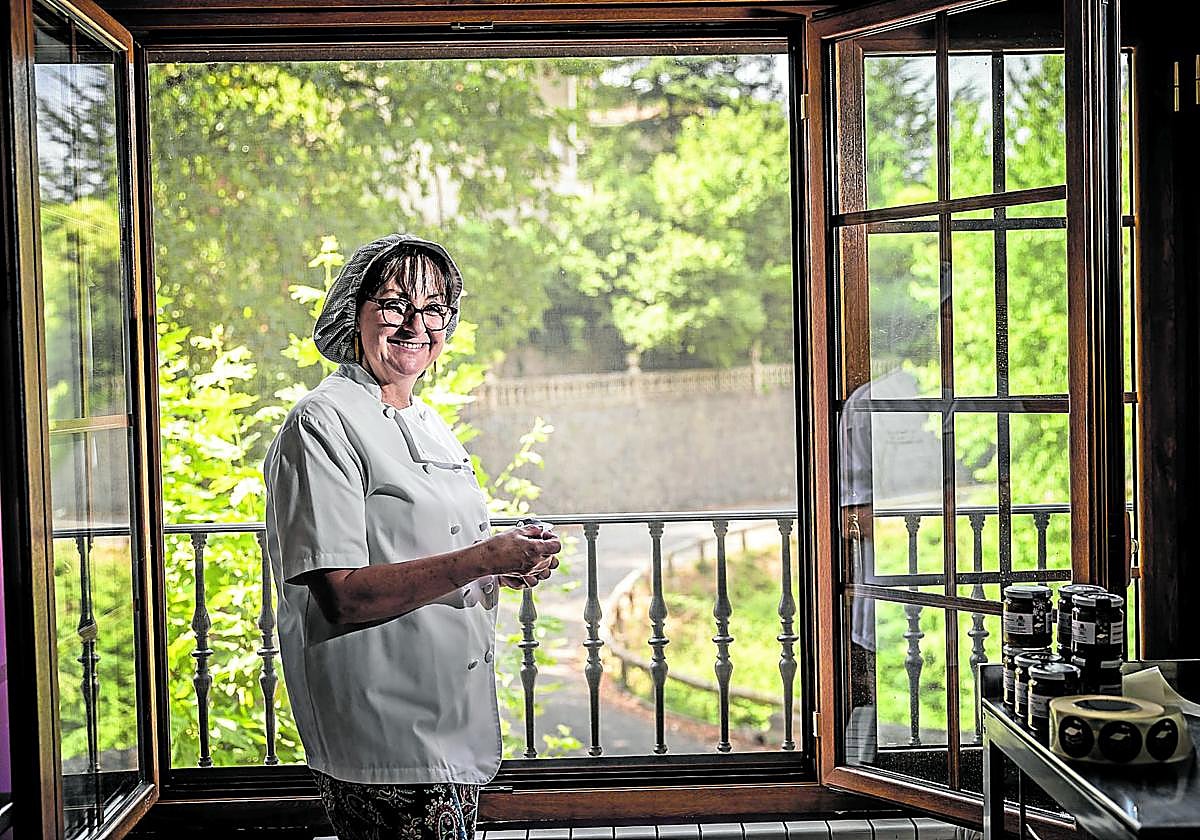 Victoria etiqueta un bote de mermelada en su obrador.