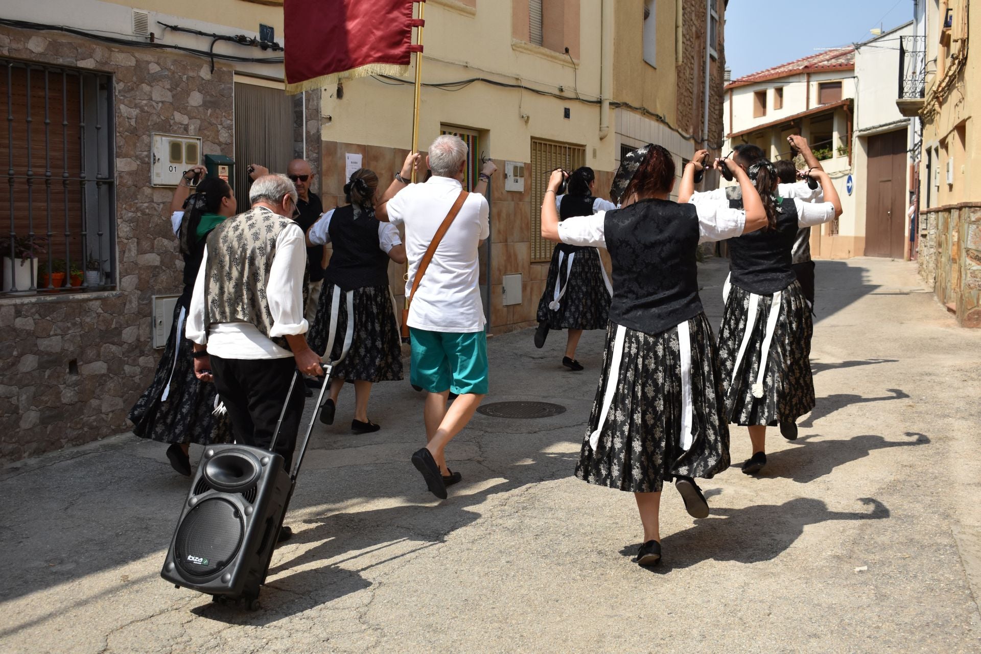 Danzas en Alcanadre y procesión