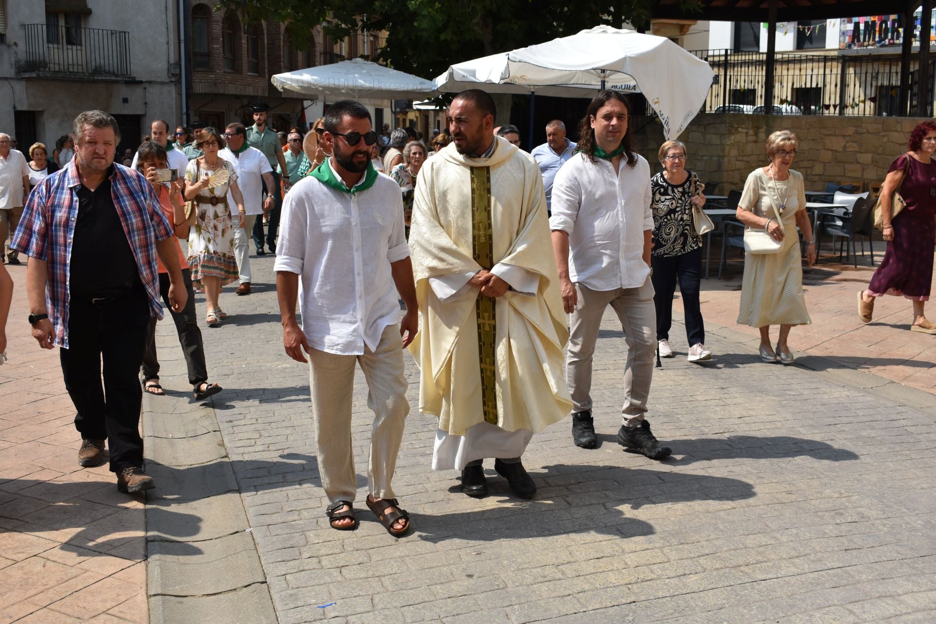 Danzas en Alcanadre y procesión