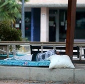 Personas sin hogar durmiendo en la plaza de la Alhóndiga, en Logroño, el pasado miércoles.