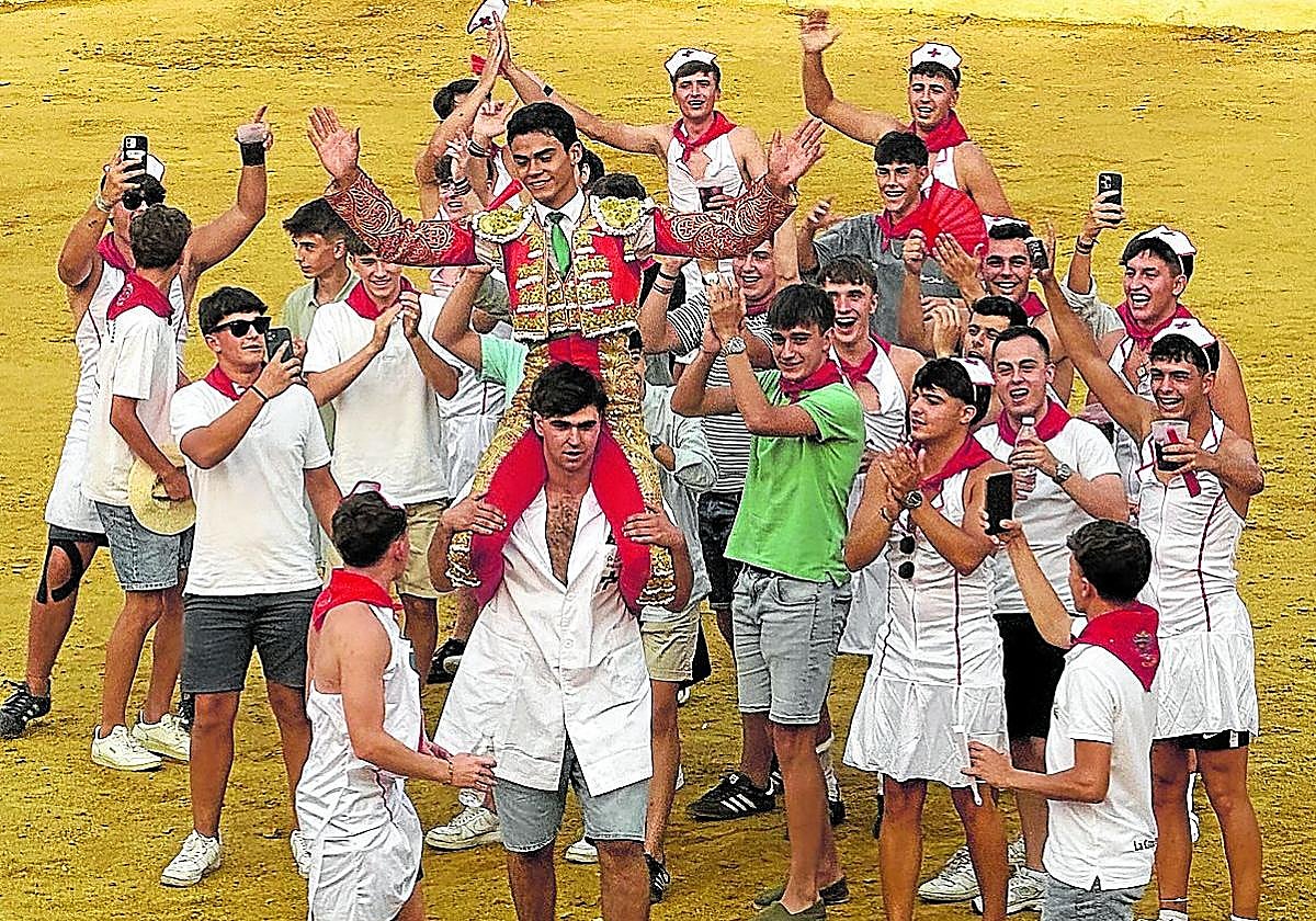 Garibay, a hombros entre un grupo de alfareños.