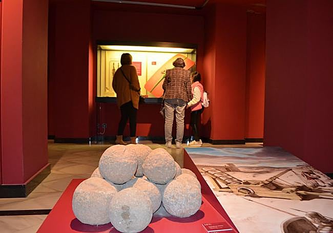 Museo de la Romanización. Bolas de piedra utilizadas como proyectiles de catapulta.