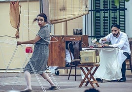 Escena de 'Home', espectáculo de clown protagonizado por Cristina Solé y Juan Pablo Luján.