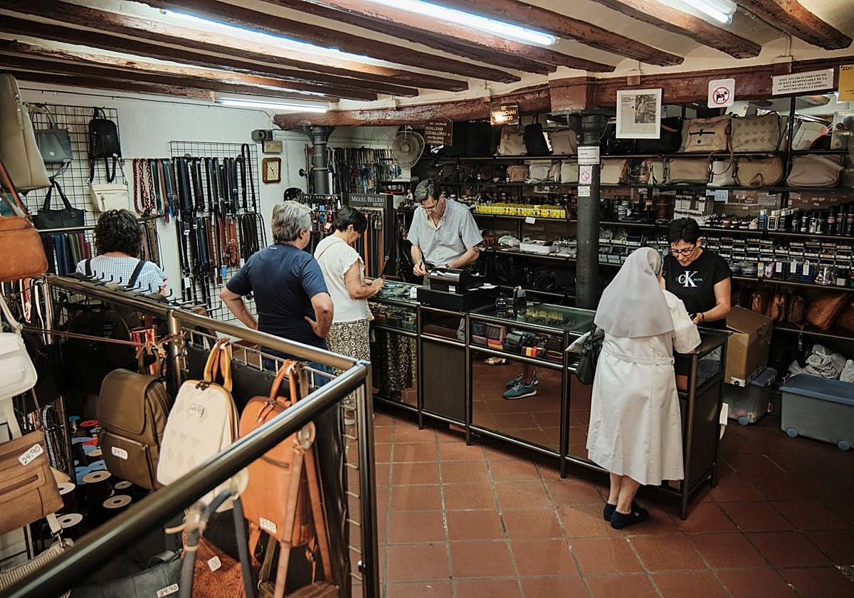 Alejandro Gainzarain en su tienda Curtidos Herrero.