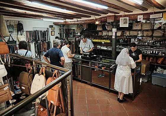 Alejandro Gainzarain y Pilar Ruiz atienden al público en su tienda, Curtidos Herrero.