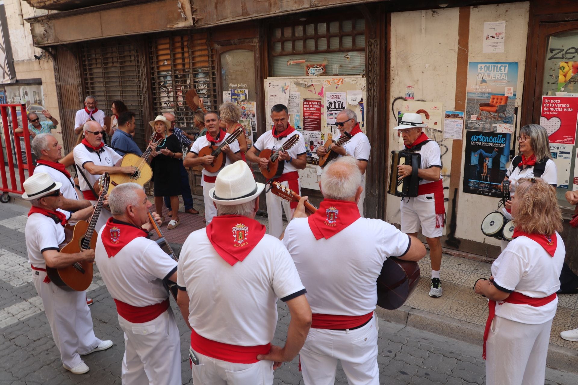 Alfaro honra a sus mayores en el domingo de fiestas