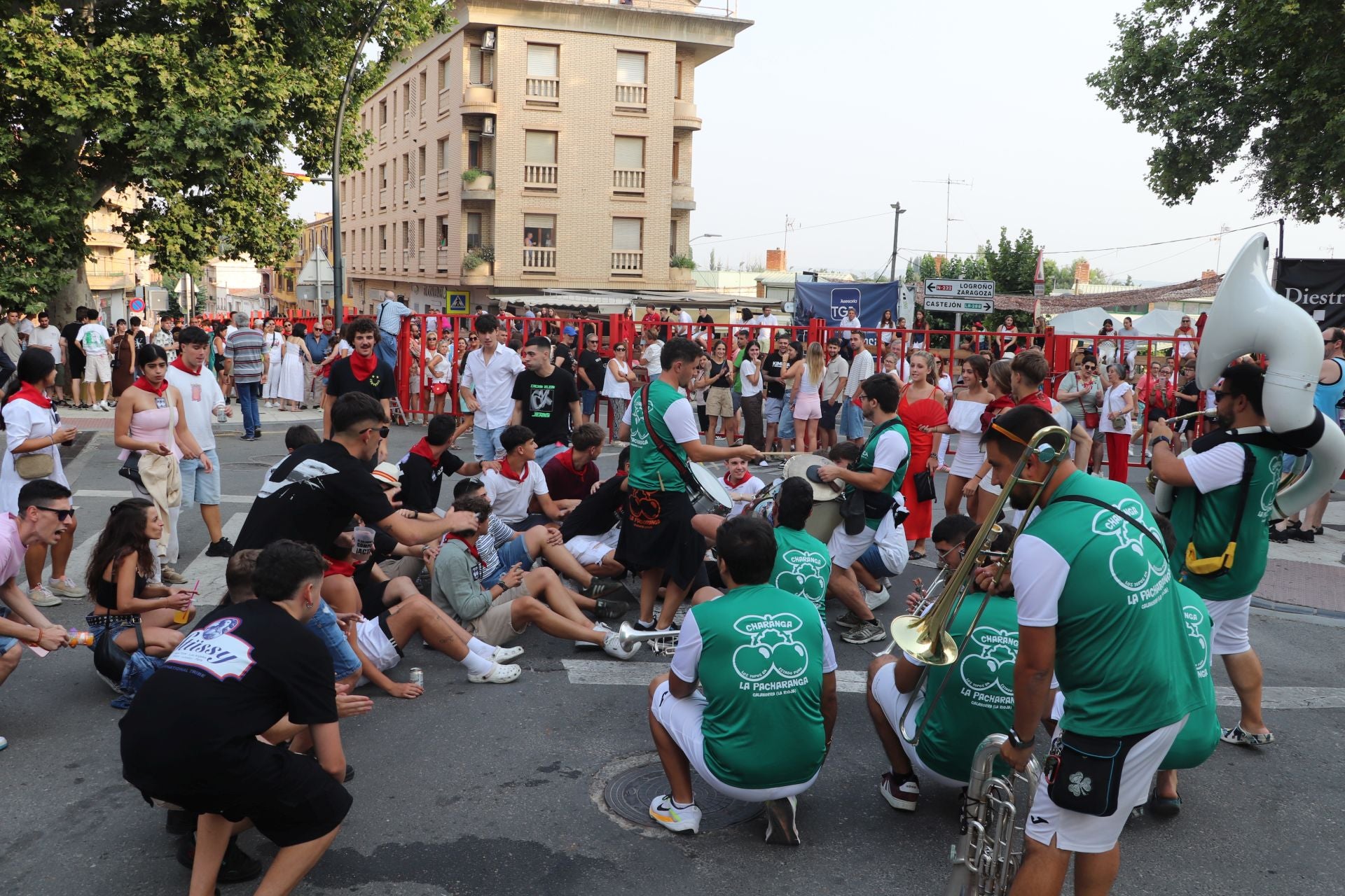 Alfaro honra a sus mayores en el domingo de fiestas