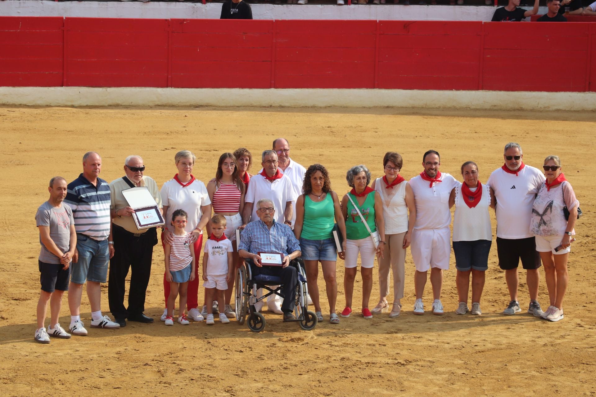 Alfaro honra a sus mayores en el domingo de fiestas