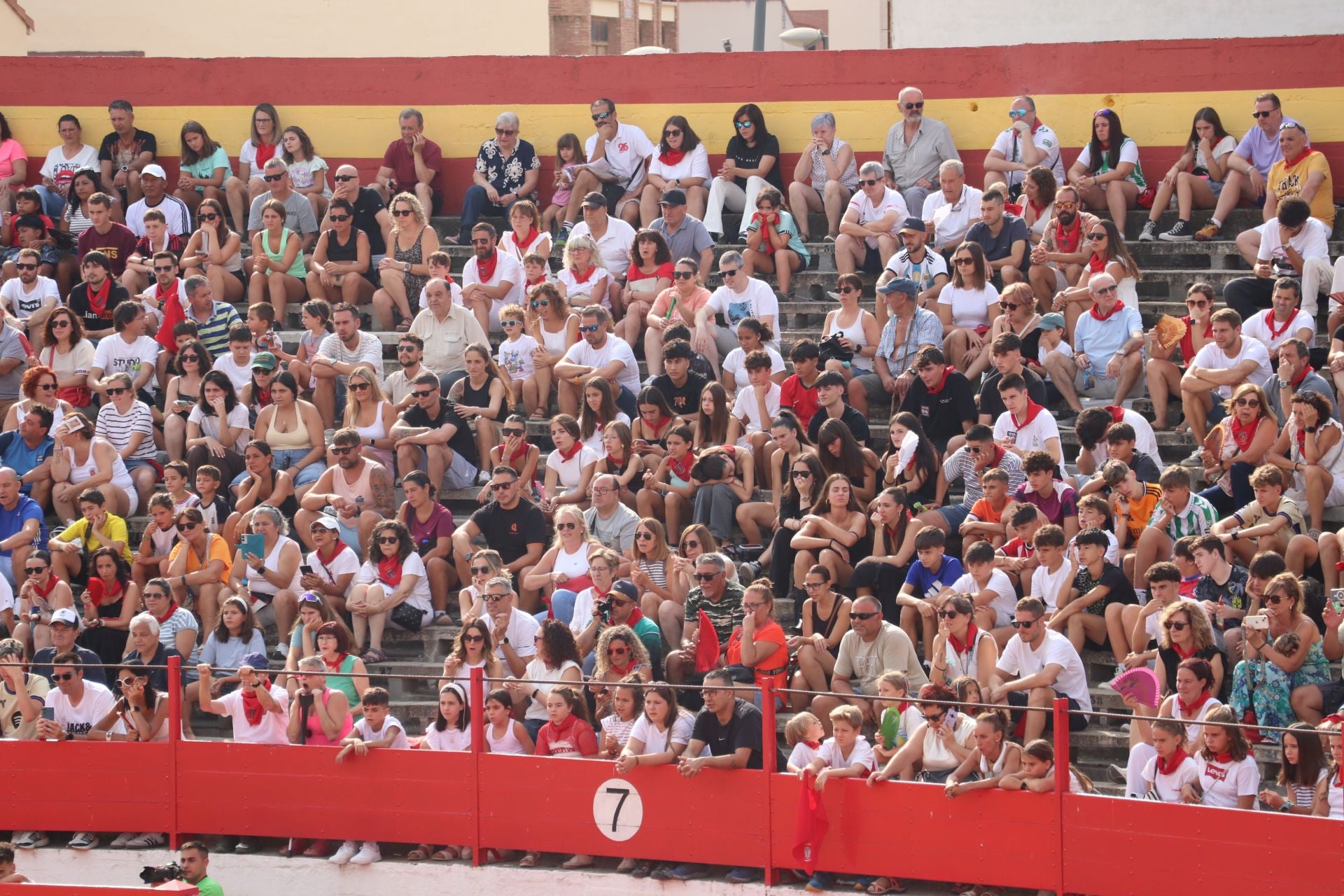 Alfaro honra a sus mayores en el domingo de fiestas