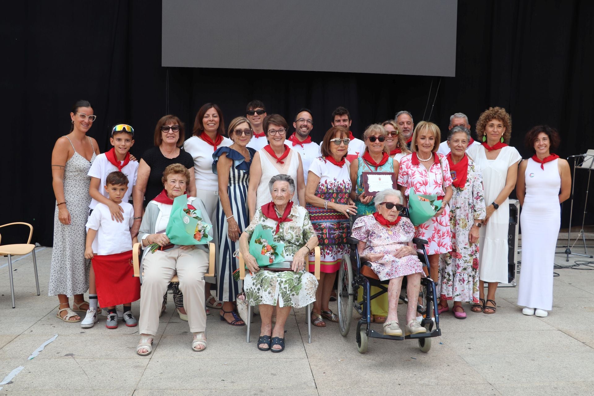 Alfaro honra a sus mayores en el domingo de fiestas