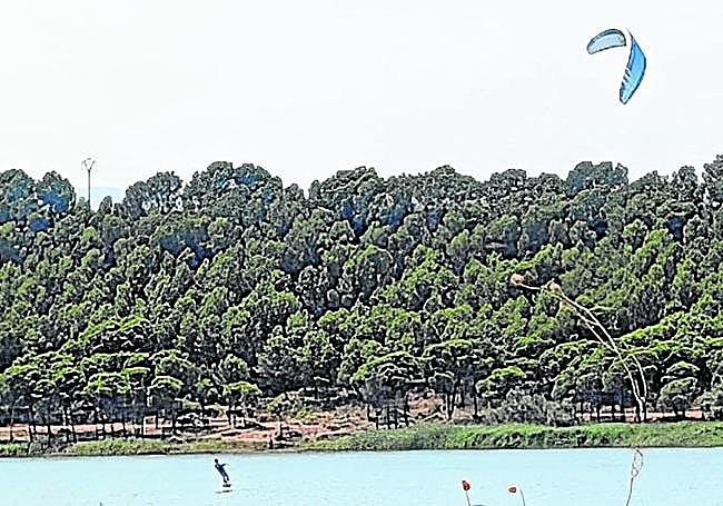 Una persona practicando kitesurf el pasado sábado.